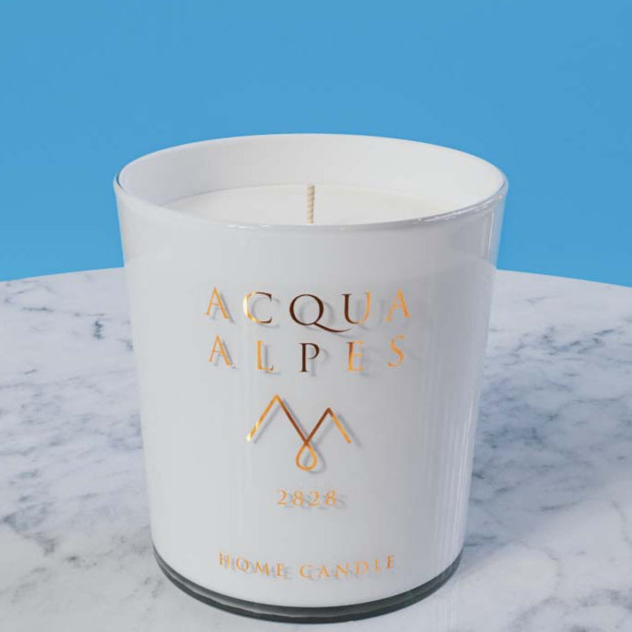 Duftkerze 2828 von ACQUA ALPES – elegante weiße Kerze mit goldener Prägung, inspiriert vom alpinen Luxus und dem Duft des Gipfels Pirchkogel